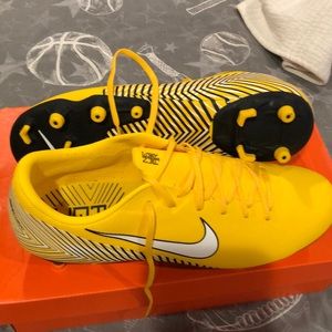 Soccer shoes